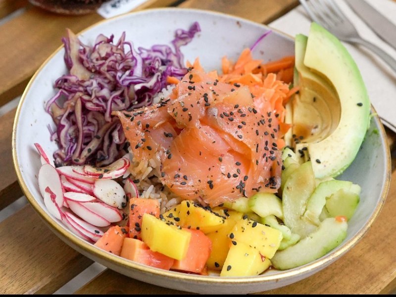 Bowl mar del norte con salmón ahumado, aguacate y arroz
