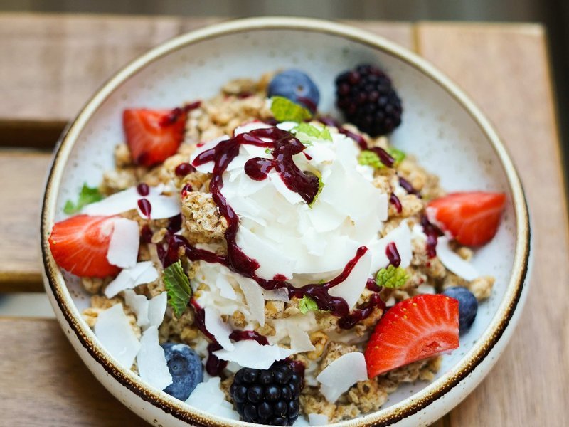 Bowl de espuma de yogur con granola de avena, coco y fruta