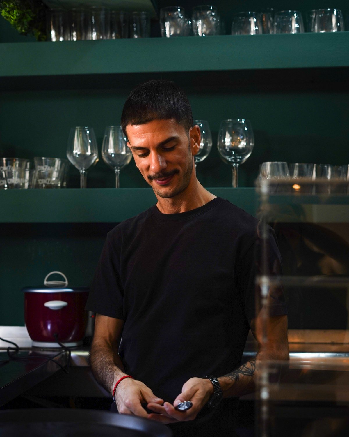 Gaetano, fundador de Etama, detrás de la barra